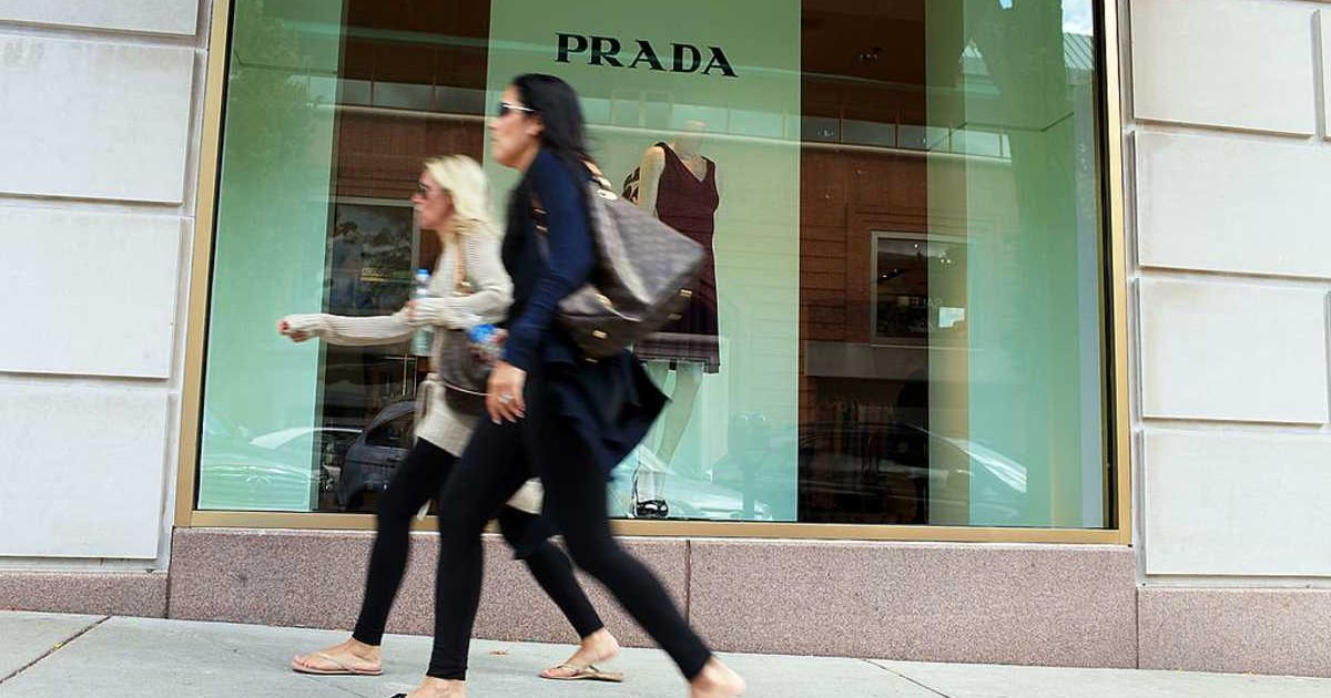 Wealthy Americans walking past a luxury store (Cover image source: Getty Images | Spencer Platt)