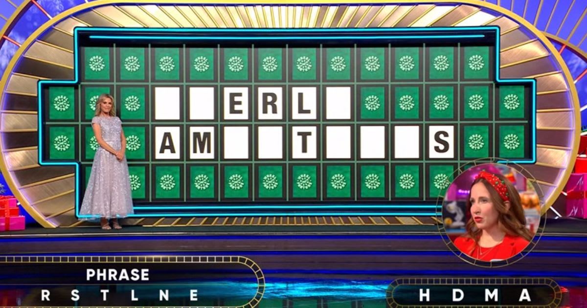 Screenshot showing Vanna White and contestant Carrie Daks on 'Wheel of Fortune' (Cover Image Source: YouTube | Wheel of Fortune) 
