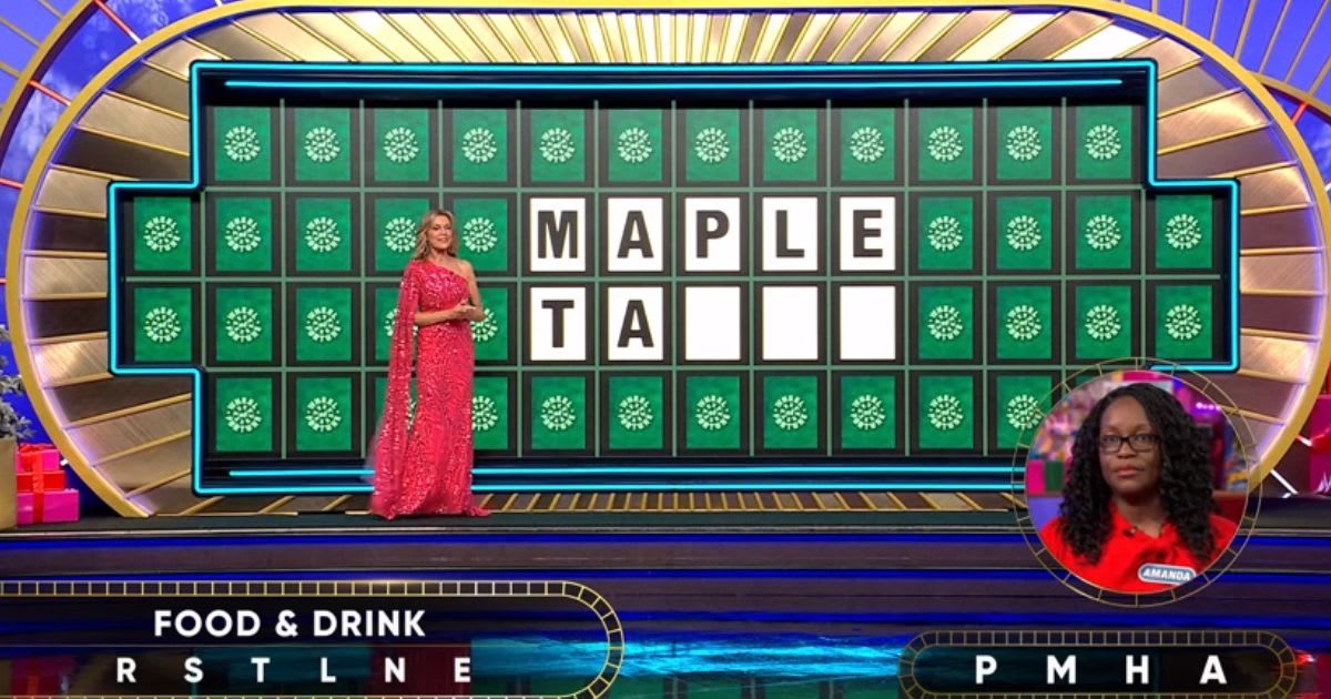 Vanna White and contestant Amanda Blue on 'Wheel of Fortune' (Cover Image Source: YouTube| Wheel of Fortune) 