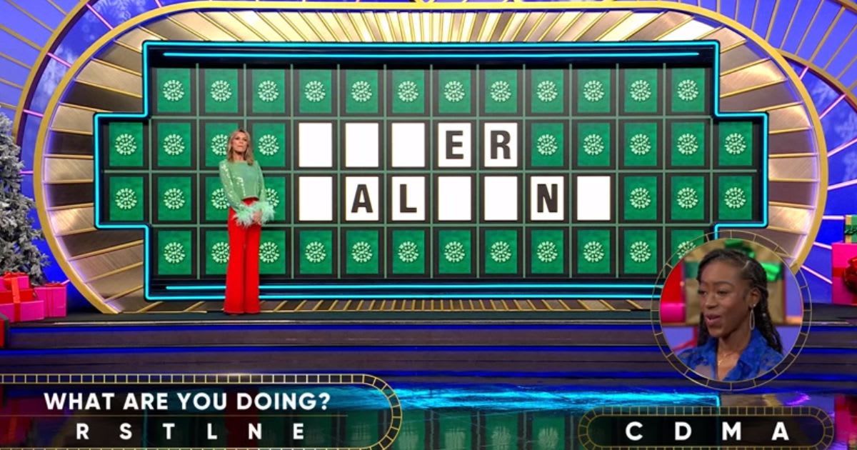 Vanna White and contestant Martia Brown on 'Wheel of Fortune' (Cover Image Source: YouTube | Wheel of Fortune) 