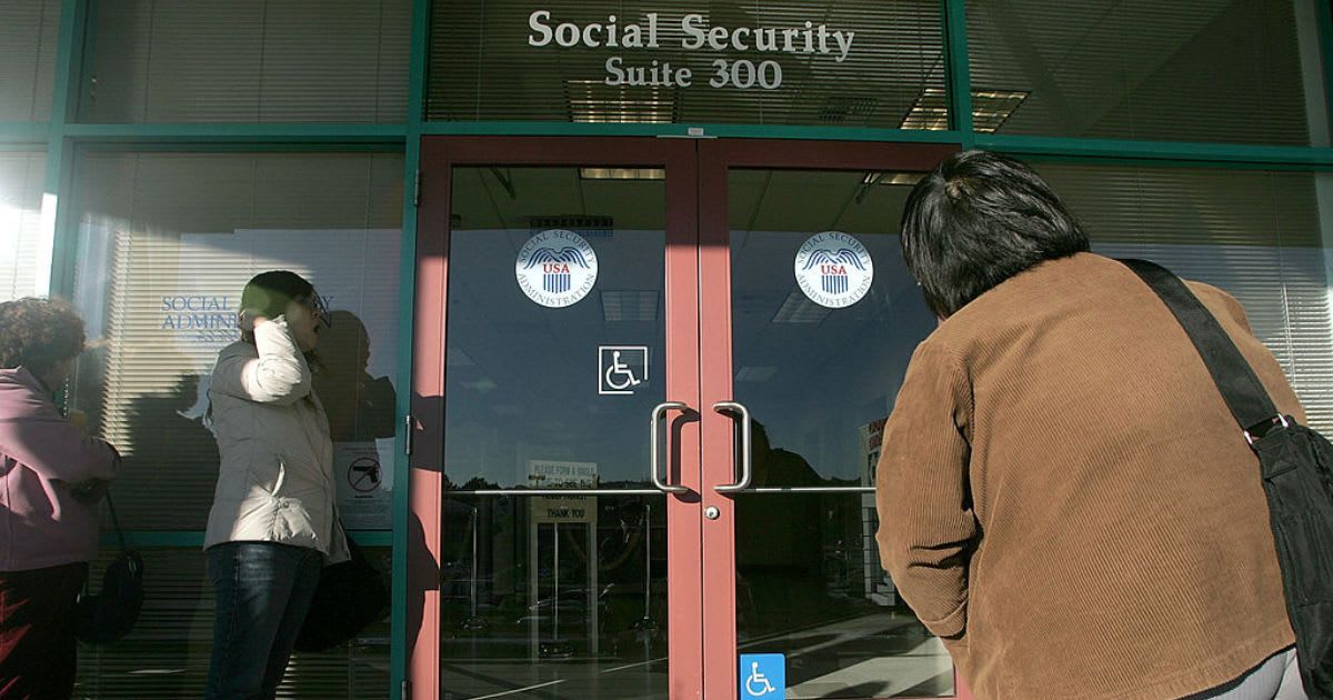 Americans waiting at social security office (Cover Image Source: Getty Images | Photo by Justin Sullivan)
