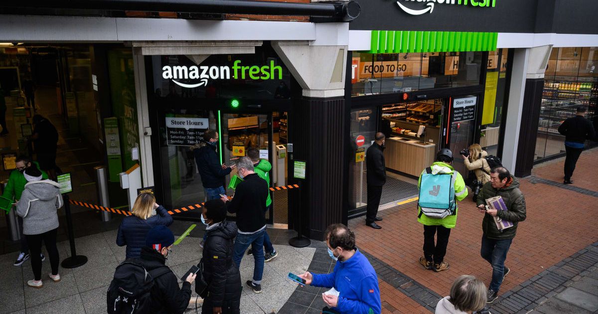 Shoppers outside an Amazon store. (Cover Image Source: Getty Images | Photo by Leon Neal)