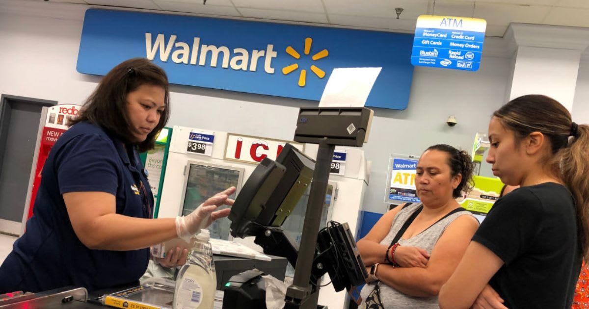 Representative picture of Walmart customers (Cover Image Source: Getty Images | Photo By Justin Sullivan)