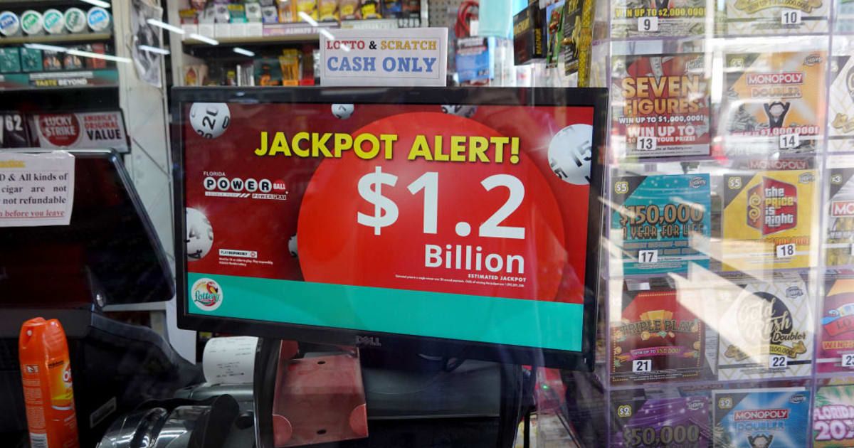 A sign shows the estimated jackpot for Powerball in the window of a store (Cover Image Source: Getty Images | Photo by Joe Raedle) 