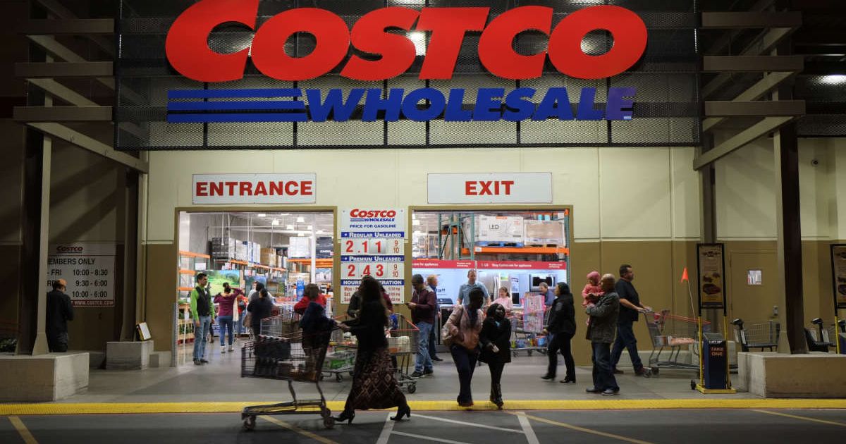 Shoppers outside a Costco store (Cover Image Source: Getty Images| Photo by slobo) 