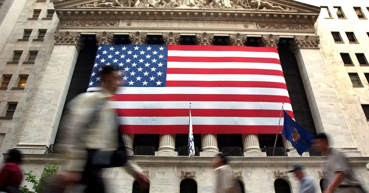 Representative image of pedestrians walking past the New York Stock Exchange (Cover image source: Getty Images/Photo by Spencer Platt)