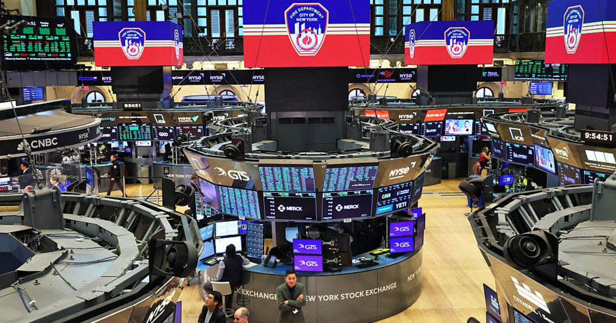 Representative image of traders on the floor of the New York Stock Exchange (Cover image source: Getty Images/Photo by Michael M. Santiago)