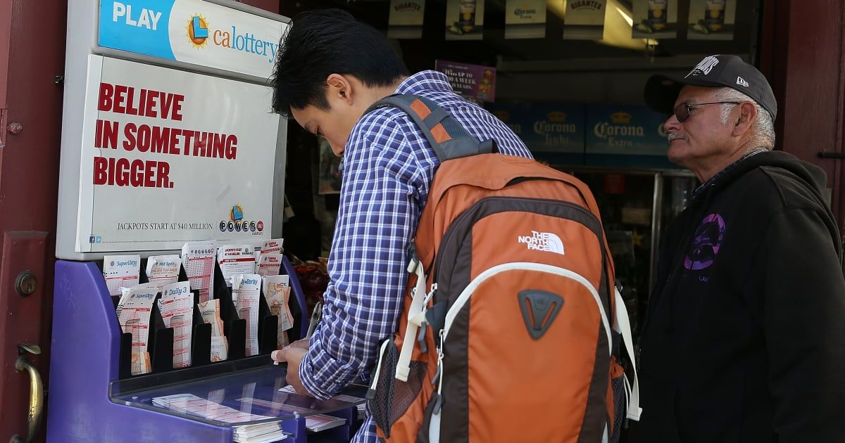 Representative image of a man purchasing lottery tickets (Cover Image Source: Getty Images | Photo by Justin Sullivan)