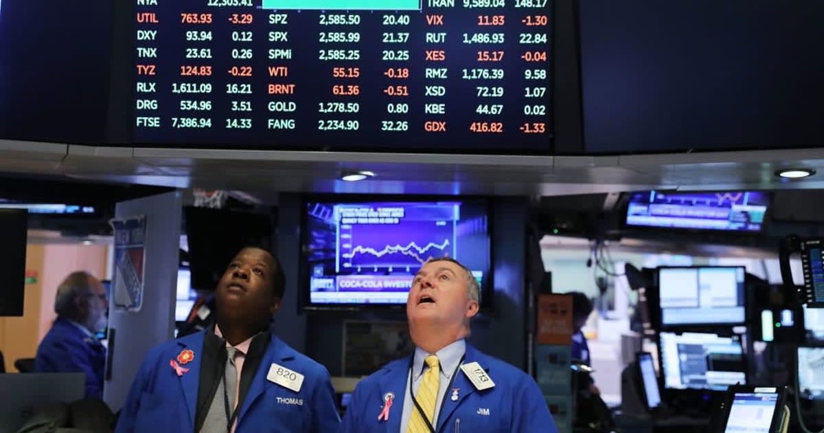 Representative image or traders working on the floor of the New York Stock Exchange (NYSE) (Cover image source: Getty Images/Photo by Spencer Platt)