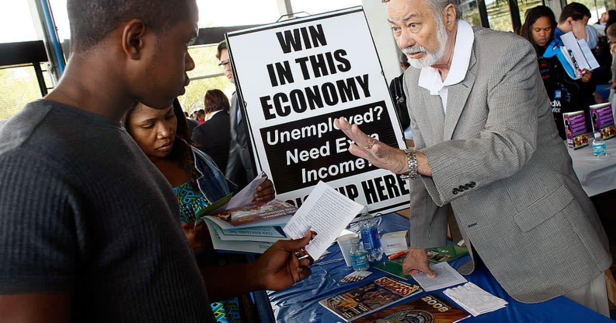 People looking for jobs at job fairs in America (Cover Image Source: Getty Images | Joe Raedle)