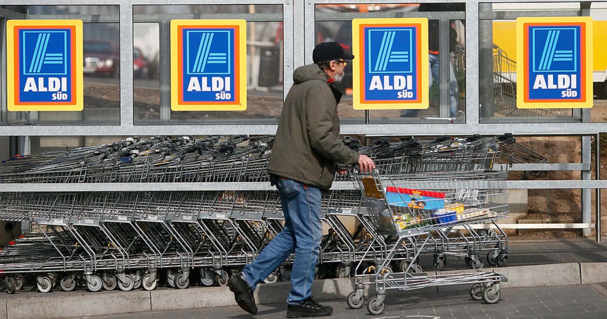 Representative image of a shopper going to Aldi (Cover Image Source: Getty Images | Photo by Ralph Orlowski)