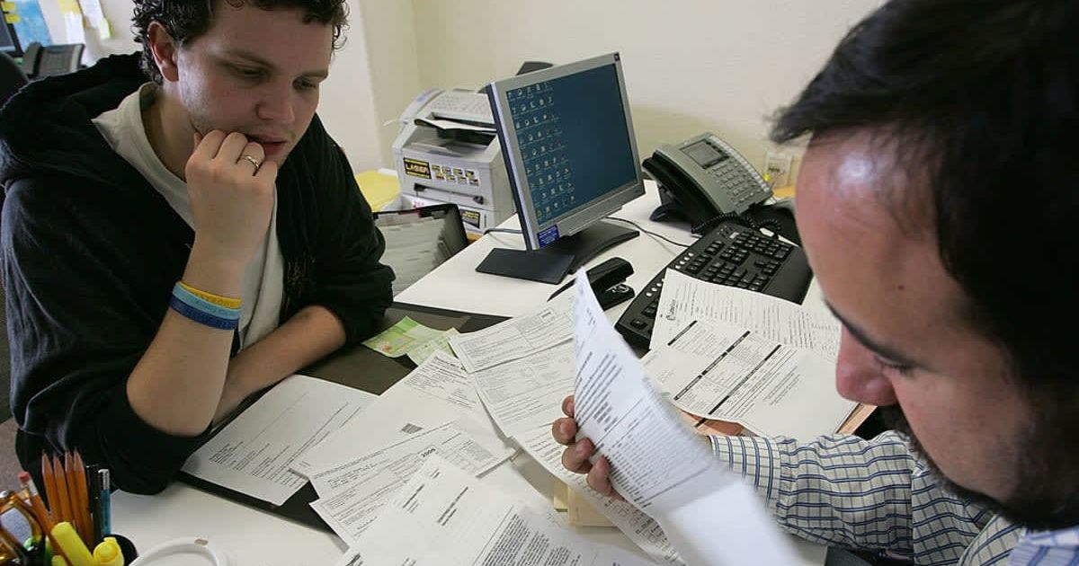 Representative image of a person helping a tax payer (Cover image source: Getty Images/Photo by Justin Sullivan)
