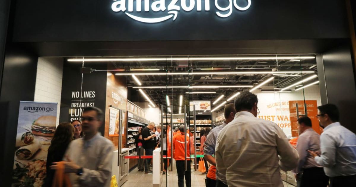 Representative image of Amazon shoppers. (Cover Image Source: Getty Images | (Photo by Spencer Platt)