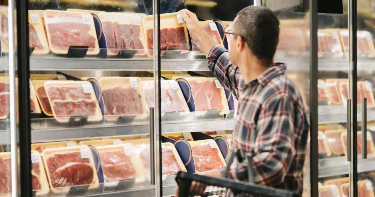 Customer buying beef at a store (Cover Image Source: Getty Images| Photo by Giselleflissak) 