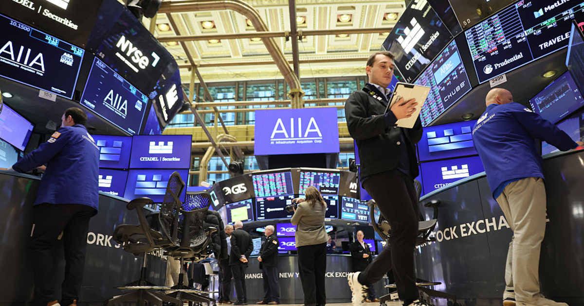 Representative image of traders on the floor of NYSE (Cover Image Source: Getty Images/Photo by Michael M. Santiago) 