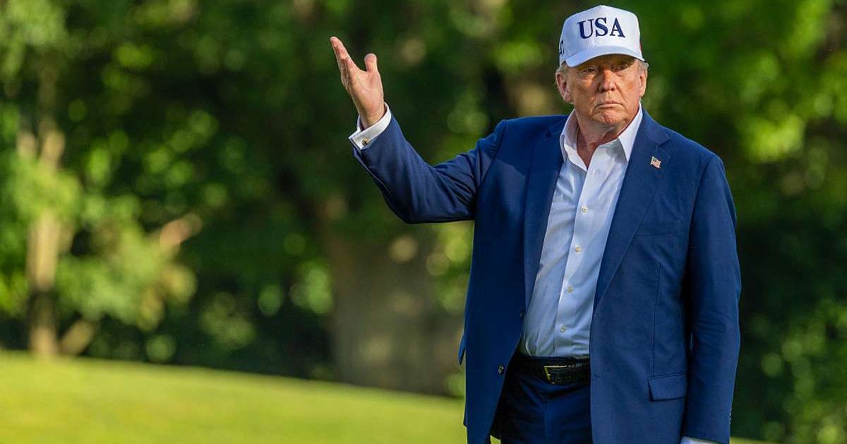  U.S. President Donald Trump looks up at the new flag on the south lawn of the White House (Cover Image Source: Getty Images/Photo by Tasos Katopodis) 