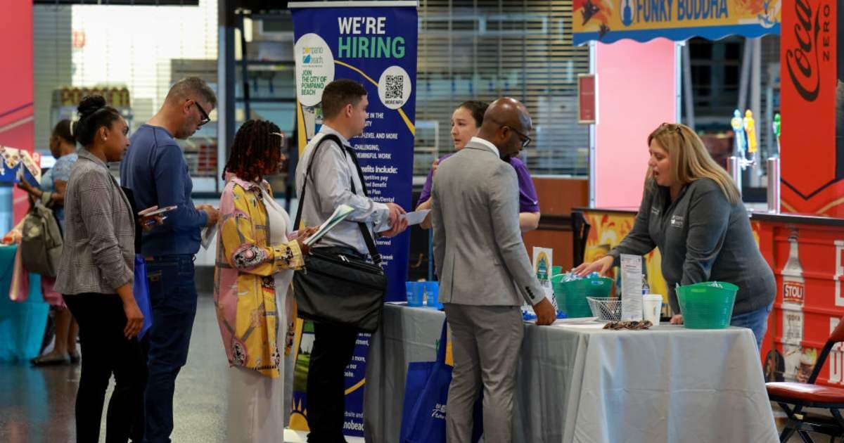 American job seekers at a job fair (Cover image source: Getty Images | Joe Raedle)