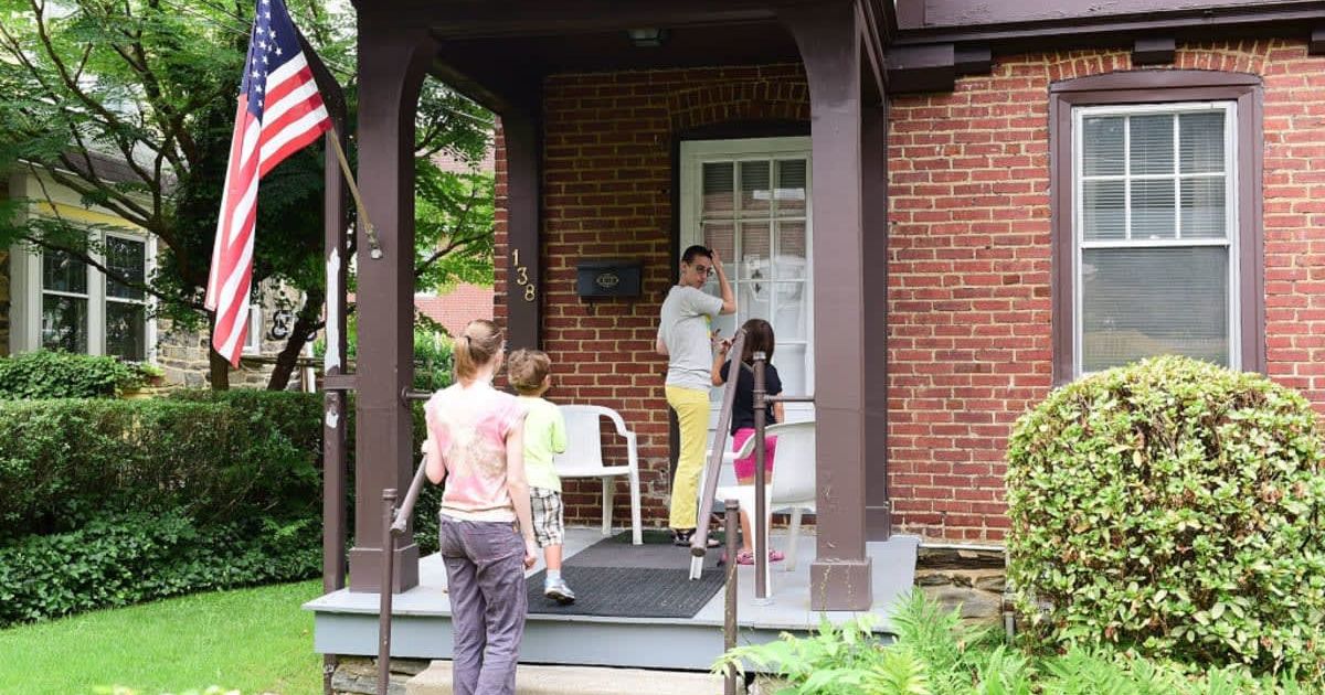 Representative image of a family moving into their new home. (Cover Image Source: Getty Images | Photo by Lisa Lake)