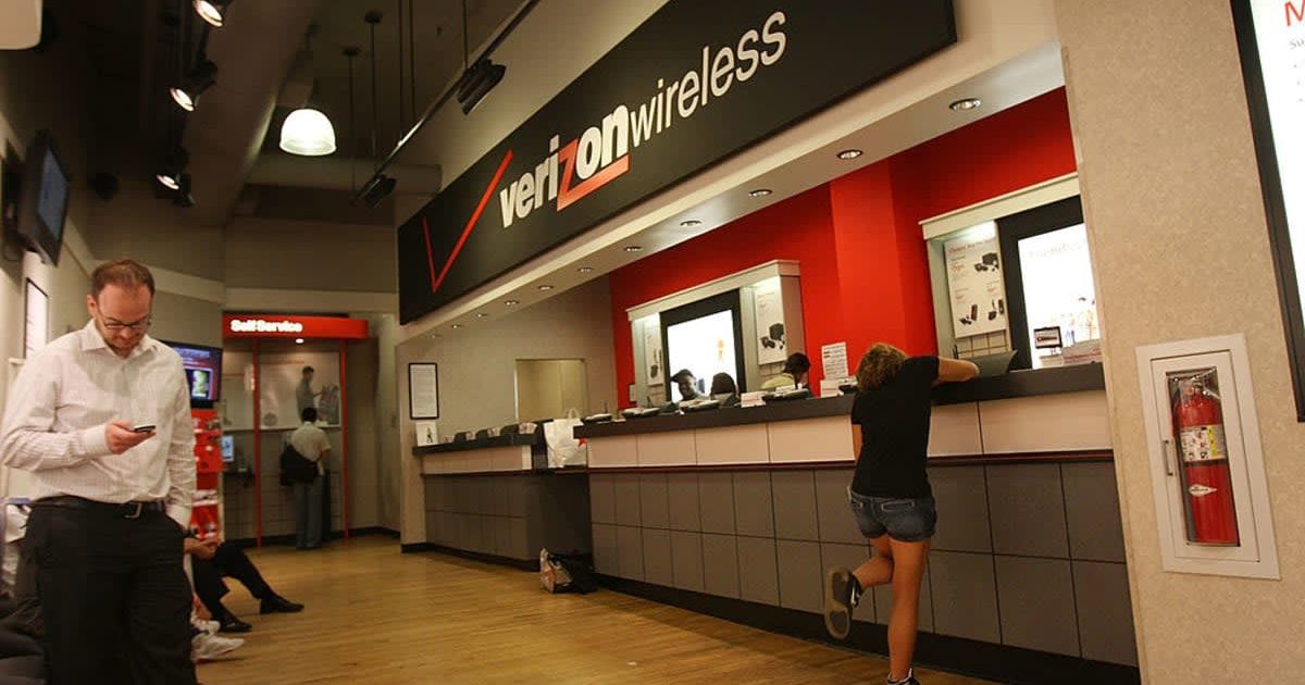 Representative image of people waiting for service inside a Verizon store  (Cover image source: Getty Imates/Photo by Spencer Platt)