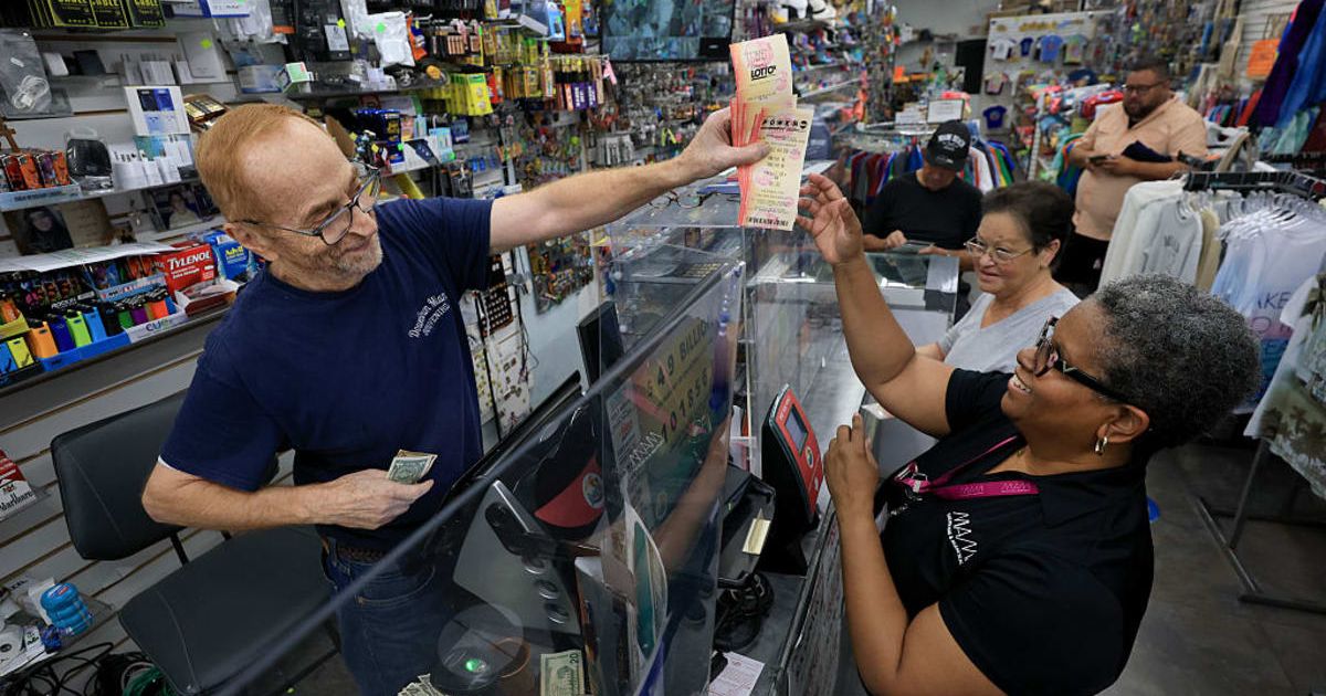 Representative image of a customer buying Powerball tickets (Cover Image Source: Getty Images | Photo by Joe Readle)