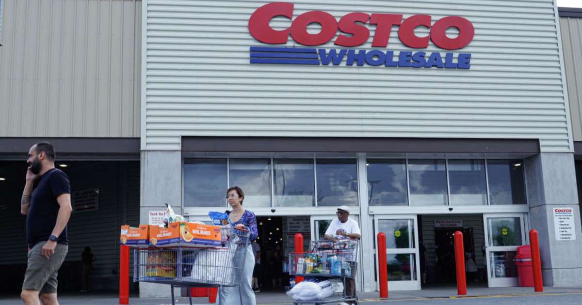 Representative image of Costco shoppers walking out with carts (Cover image Source: Getty Images/ Photo by Kena Betancur) 