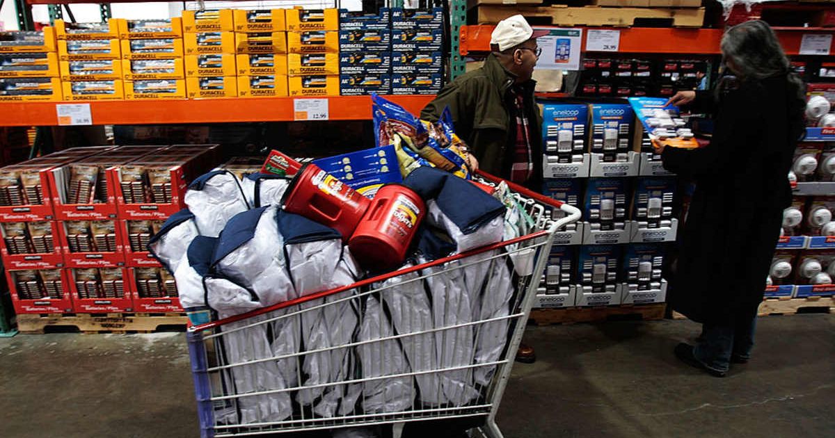 Representative image of shoppers in a store (Cover Image Source: Getty Images | Chris Hondros)
