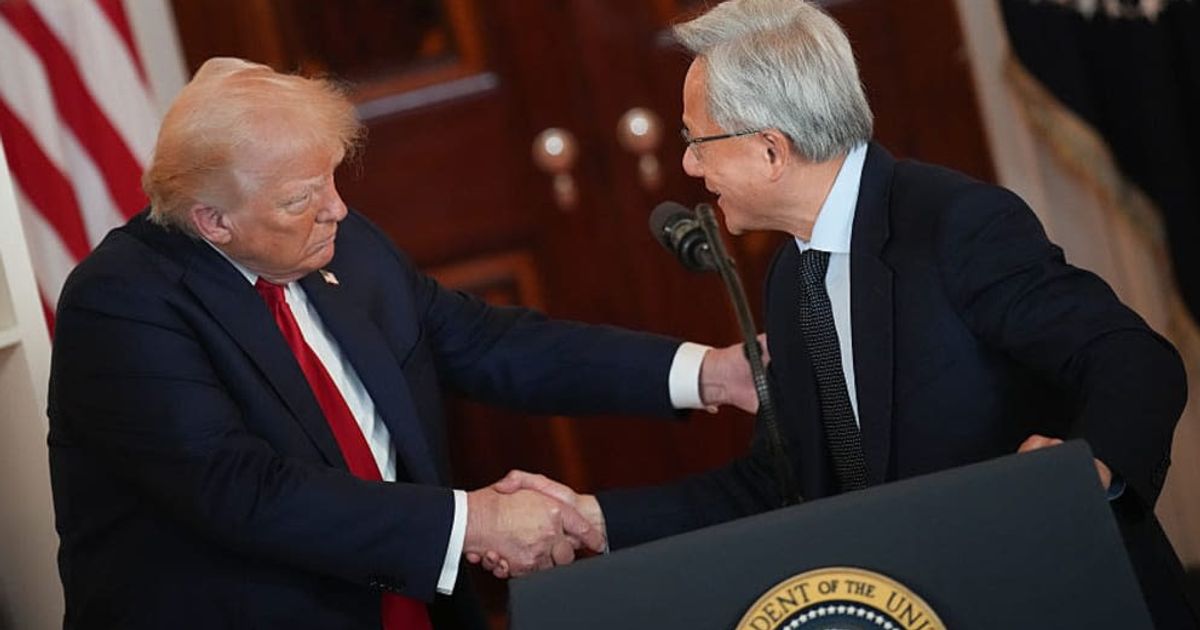  U.S. President Donald Trump shakes hands with Nvidia CEO Jensen Huang after Huang delivered remarks in the Cross Hall of the White House during an event on "Investing in America" (Cover image source: Getty Images/Photo by Andrew Harnik)