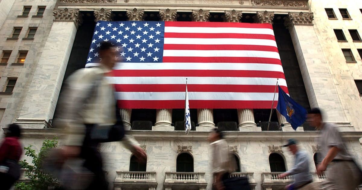  Representative image of pedestrians walking past the New York Stock Exchange (Cover image source: Getty Images/Photo by Spencer Platt)