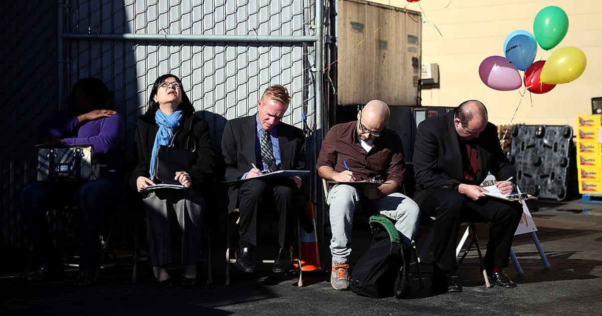 Representative image of Job seekers filling out applications for employment (Cover image source: Getty Images/Photo by Justin Sullivan)