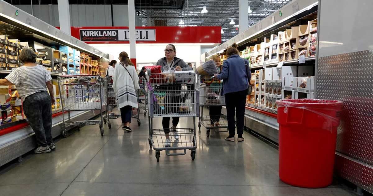 Representative image of a customer pushing a Trolley in Costco (Cover Image Source: Getty Images/Photo by Joe Raedle)