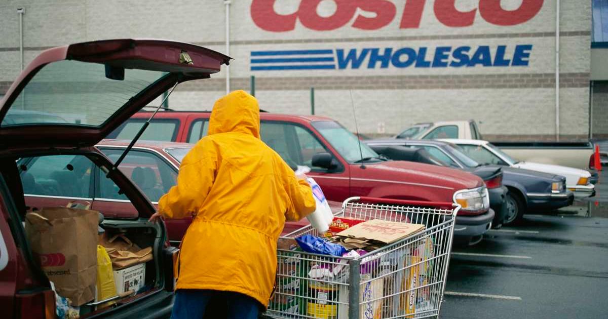 Representative image of a shopper at Costco. (Cover image source: Getty Images | Photo by Mark Peterson/Corbis)