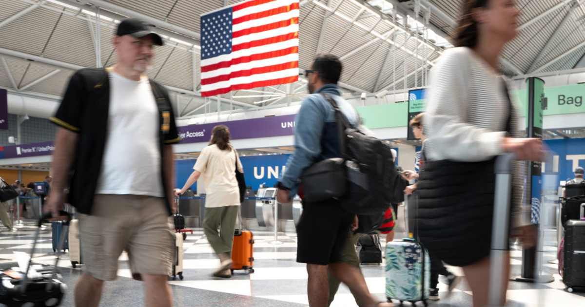 Representative image of passengers passing through O'Hare airport (Cover image source: Getty Images/Photo by Scott Olson)