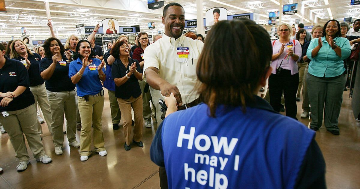 Representative image of Walmart employees. (Cover Image Source: Getty Images | Photo By David McNew)