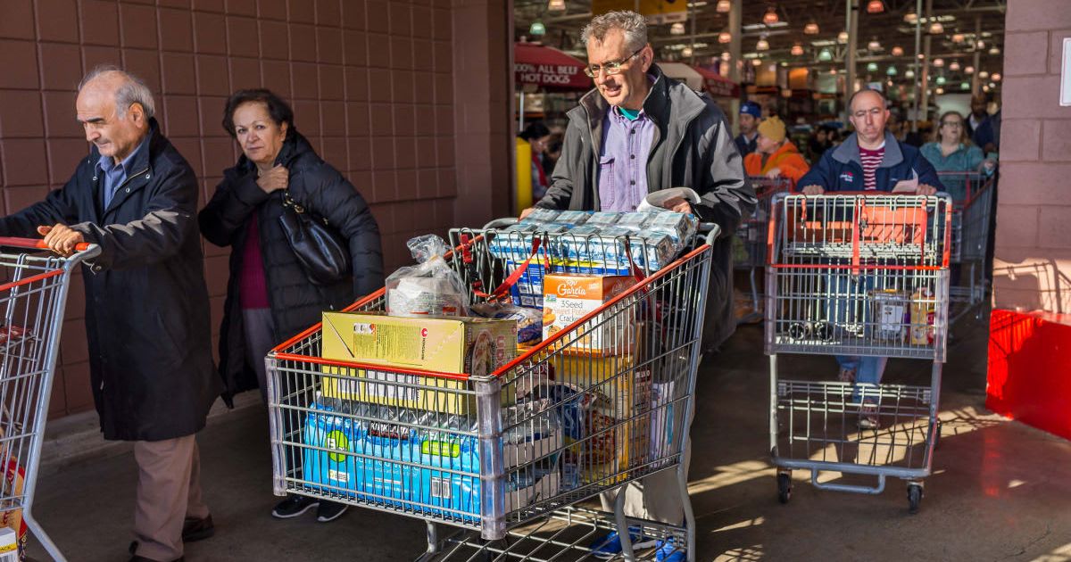 People with shopping carts filled with groceries walking out of Costco store in Virginia (Cover Image Source: Getty Images | Photo by krblokhin)