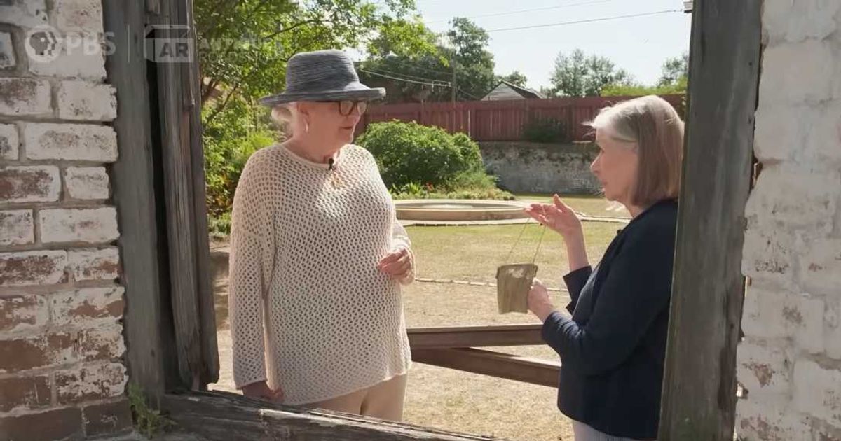 Screenshot showing the guest, the purse and the expert on the show (Cover image source: YouTube/Antiques Roadshow PBS)