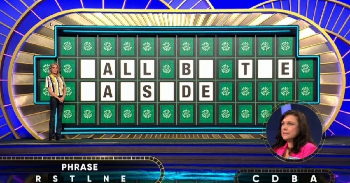 Vanna White and contestant Cindi 'Wheel of Fortune' (Cover Image Source: Hulu | Wheel of Fortune) 