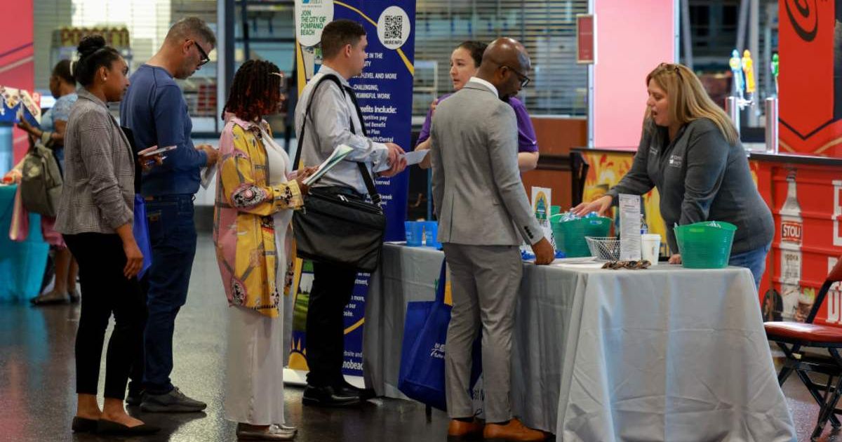 Representative image of jobseekers lining up at a job fair (Cover image source: Getty Images | Joe Raedle)