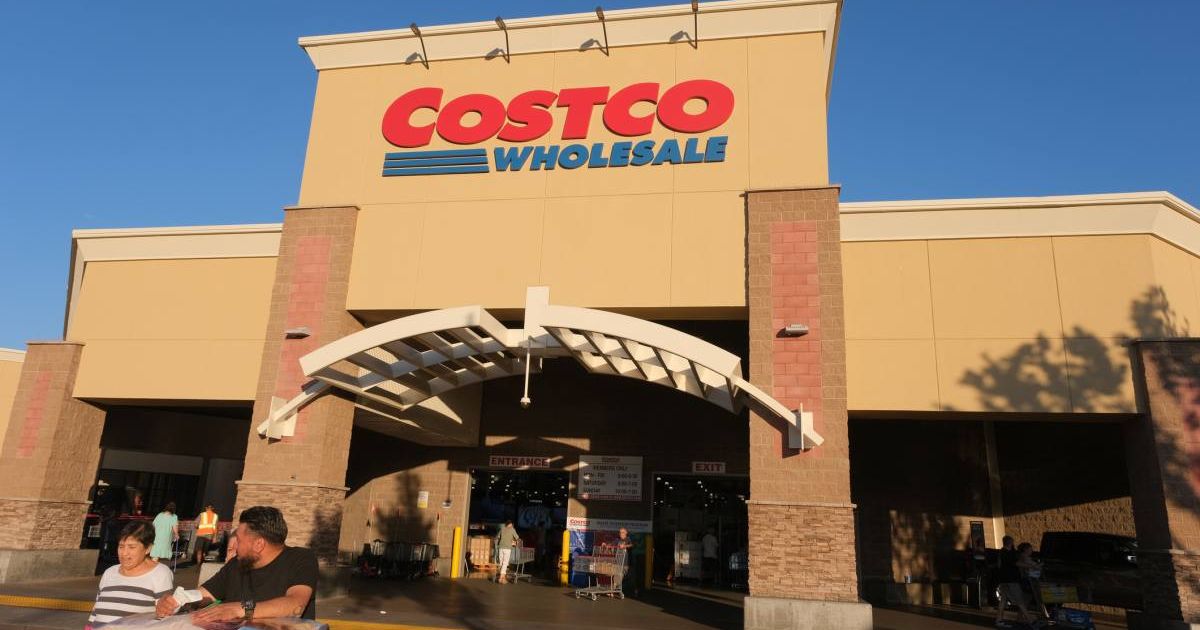 Shoppers outside a Costco store. (Cover Image Source: Getty Images| Photo by slobo)
