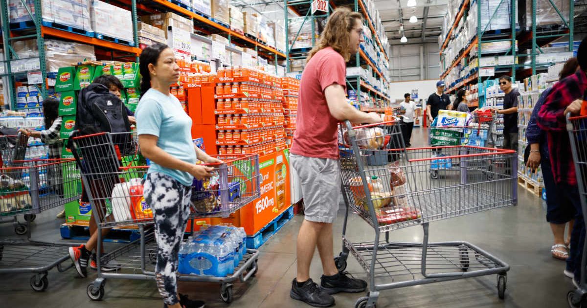 Representative image of shoppers. (Cover image source: Photo by Kena Betancur/VIEWpress)