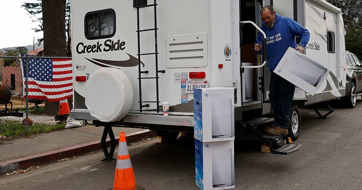 Man unloads air purifiers (Cover image source: Getty Images | Mario Tama)
