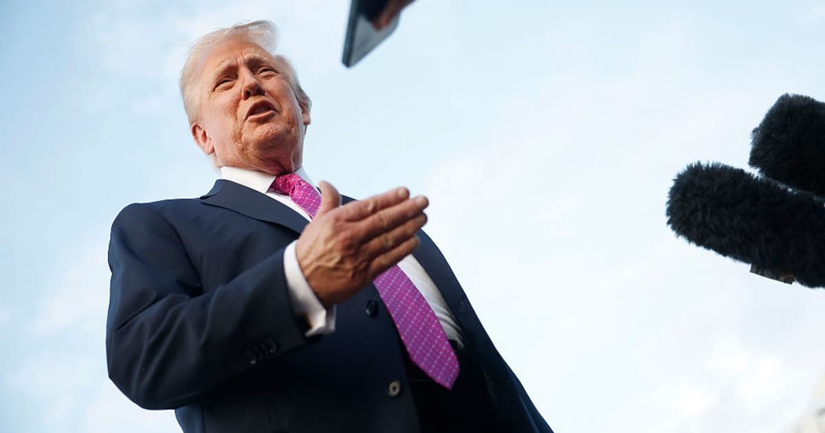 U.S. President Donald Trump talking to reporters (Cover Image Source: Getty Images/Photo by Kevin Dietsch)