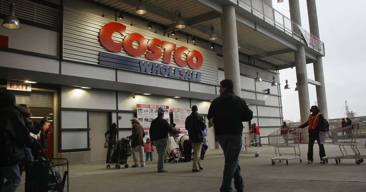  Shoppers enter a Costco warehouse (Cover Image Source: Spencer Platt/Getty Images)