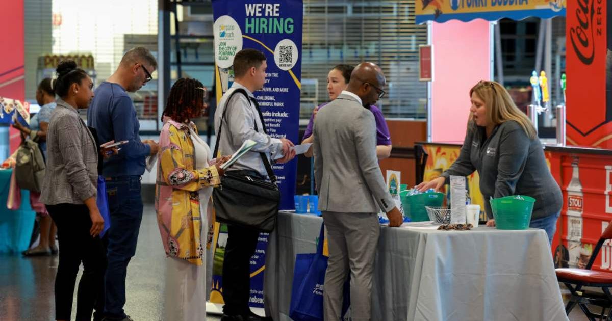 American job seekers at a job fair (Cover image source: Getty Images | Joe Raedle)