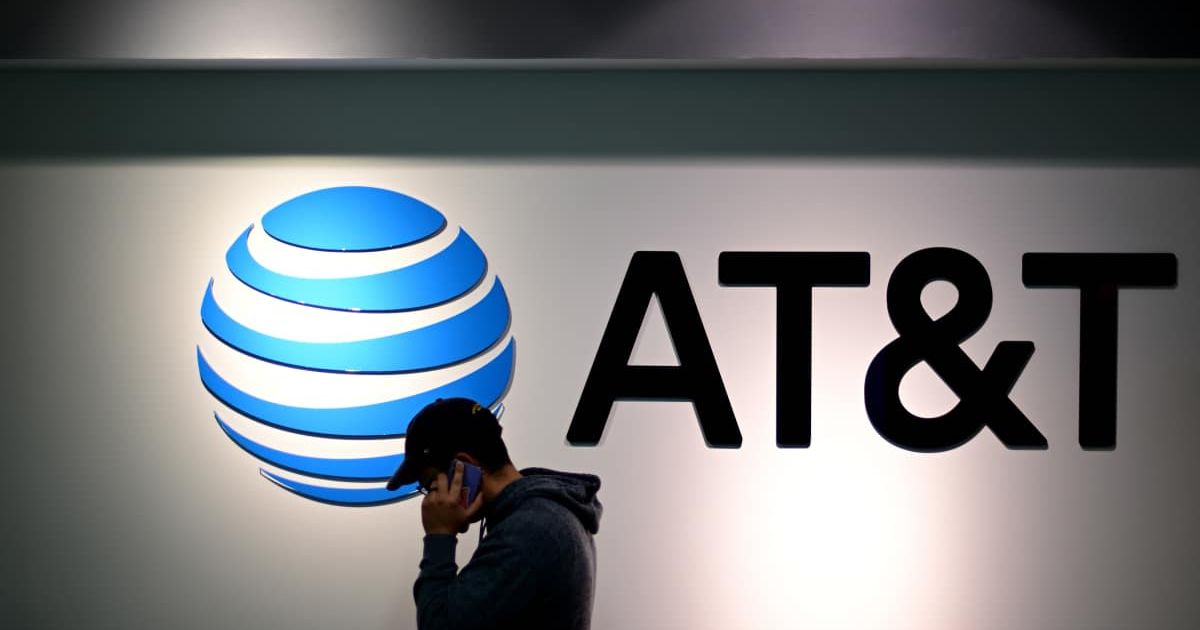 As a carrier, AT&T helps customers combat scam texts.  | (Image Source: Getty Images | Mark Makela)