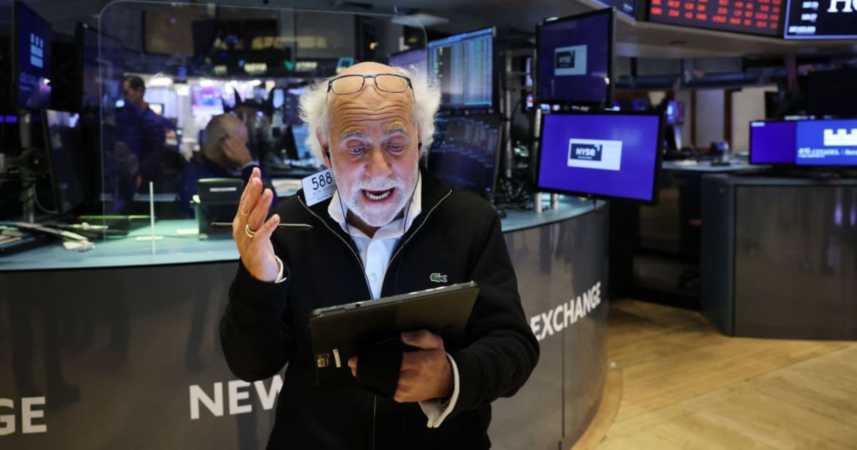 Representative image of  traders working on the floor of the New York Stock Exchange (NYSE) (Cover image source: Getty Images/Photo by Spencer Platt)