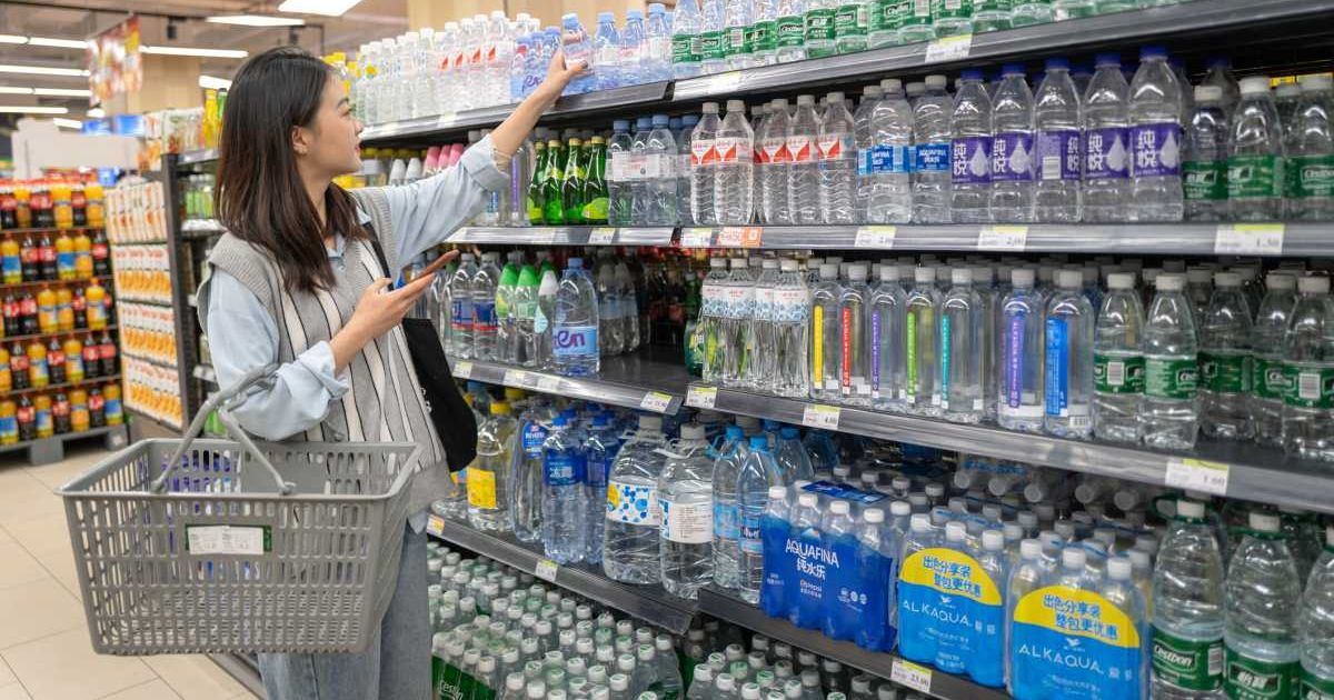 Shopper buying bottled water (Cover image source: Getty Images | Zhihao)