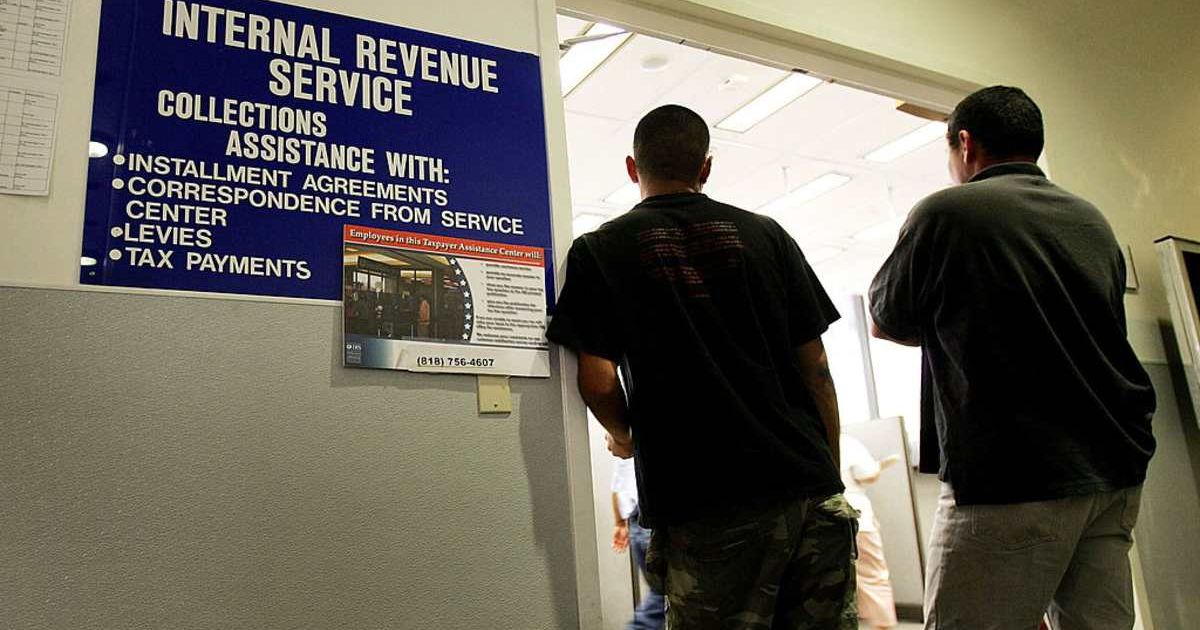 Americans at their local IRS office for tax assitance (Cover image source: Getty Images | David McNew)