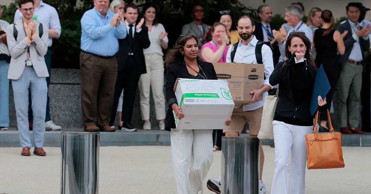 Employees walking out of the office after leaving their job (Cover image source: Getty Images | Photo by Anna Moneymaker)
