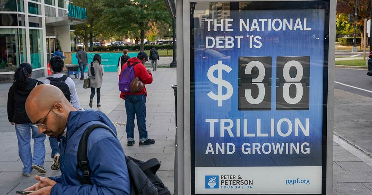 U.S. National Debt displayed at a bus stop (Cover Image Source: Getty Images/ Photo by Jemal Countess/Getty Images for the Peter G. Peterson Foundation) 