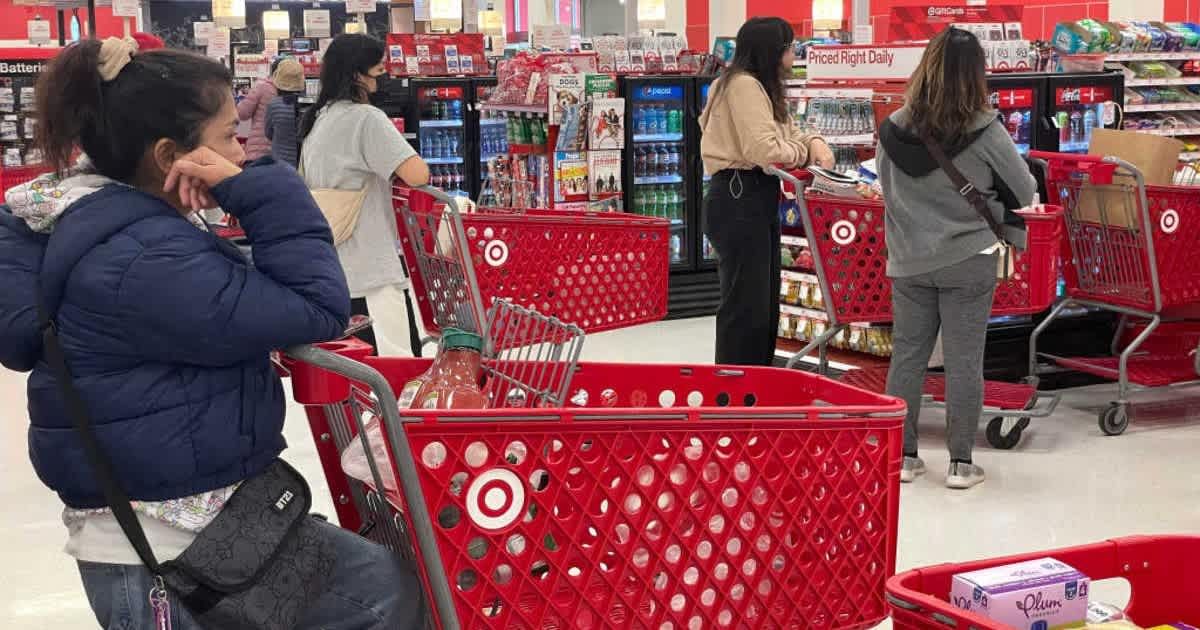 Shoppers waiting at a store (Cover Image Source: Getty Images | Justin Sullivan)